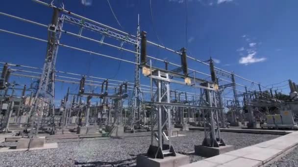 Movimiento pasado stand con aisladores en la subestación de electricidad — Vídeo de stock