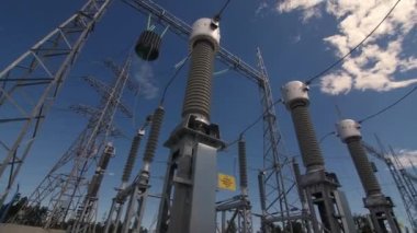 Elektrik santralinde cam ve seramik izolatörler.