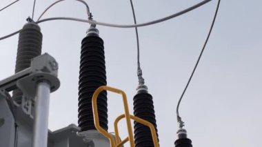 Karakolda birbirine bağlı kabloları olan cam yalıtıcılar