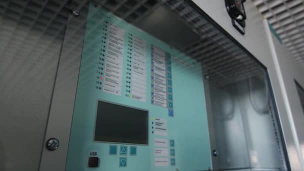 Ovládací panel s tlačítky a obrazovkou za skleněnými dveřmi — Stock video