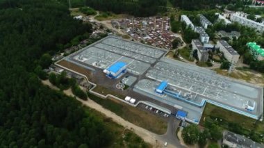 Orman ve şehir arasında elektrik dağıtım istasyonu