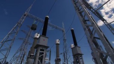 Elektrik üretim istasyonunda cam yalıtıcılar var.