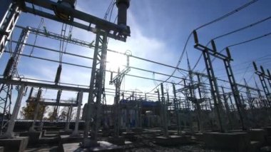 Camdan yalıtımlı ekipman ve girdap üzerinde kablolar