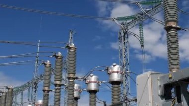 Yalıtkan yığını ve kablolar alt istasyon girdabında