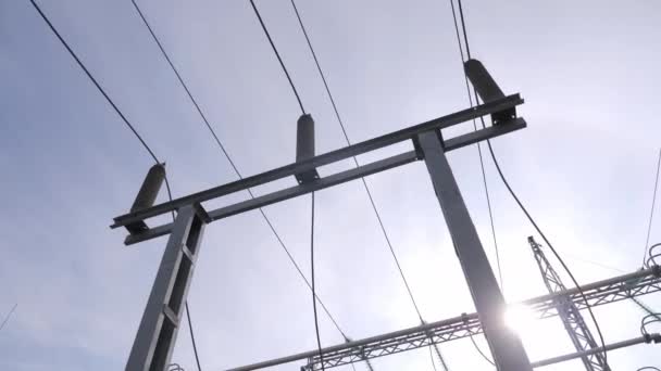 Podpora s izolátory a kabely na rozvodně elektřiny — Stock video