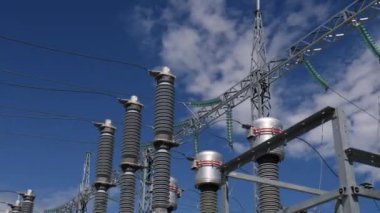 Karakolda bağlı kabloları olan izolatörler grubu