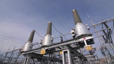 Karakolda cam yalıtımlı ekipman ve kablolar var.