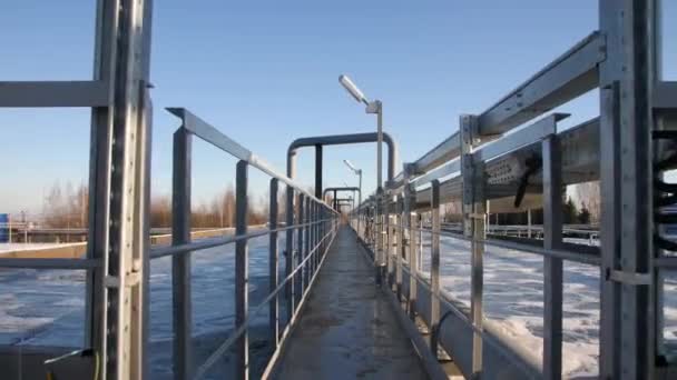 Reservoirs met belucht afvalwater en brug op station — Stockvideo