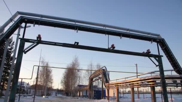 Csővezetékek rendszer tartók műhelyépítés télen — Stock videók