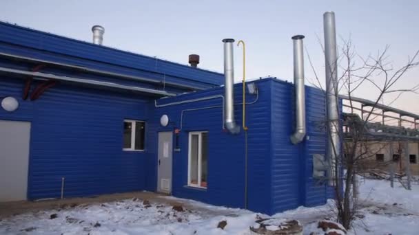 Entrada al edificio azul del taller en la estación de aguas residuales — Vídeos de Stock