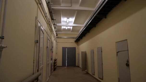 Tomma hallar med blyinfattade lampor och dörrar vid avloppsstationen — Stockvideo