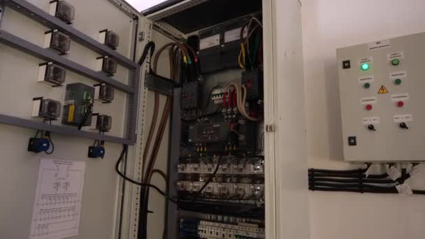 Centralita con interruptores cables y medidores en pared de luz — Vídeo de stock