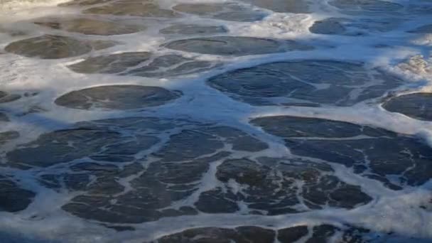 Vířící provzdušněná odpadní voda s pěnou v nádrži v zimě — Stock video