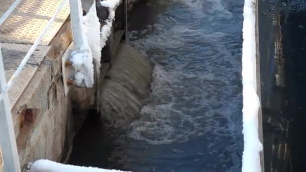 Брудна вода вливається в басейн для обробки на фільтрувальній станції — стокове відео