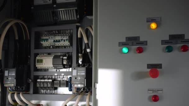 Шкаф управления с кнопками выключателей в мастерской — стоковое видео