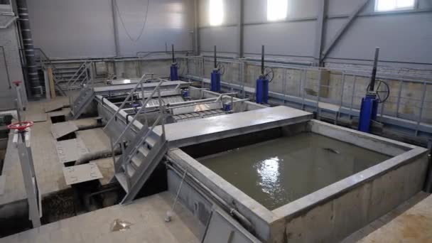 Bacino con acqua filtrante e terreni vuoti in officina — Video Stock