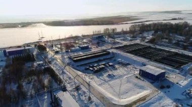 Fabrikadaki havzalar ve elektrik üretim merkezi