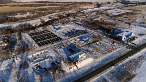 Station de traitement des eaux usées avec piscines et commerces en hiver — Video