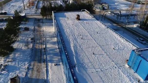 Atelier avec neige sur le toit à l'usine de traitement des eaux usées — Video