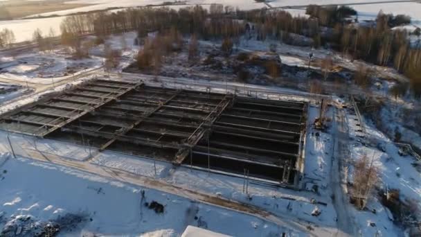 Piscines avec eau gazéifiée et ponts à la station de traitement — Video