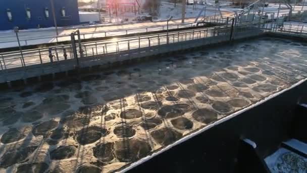 Cuenca con agua en la aireación en la estación de filtración en invierno — Vídeo de stock