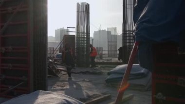 İşçiler stadyum inşaatına metal leşler yerleştiriyor