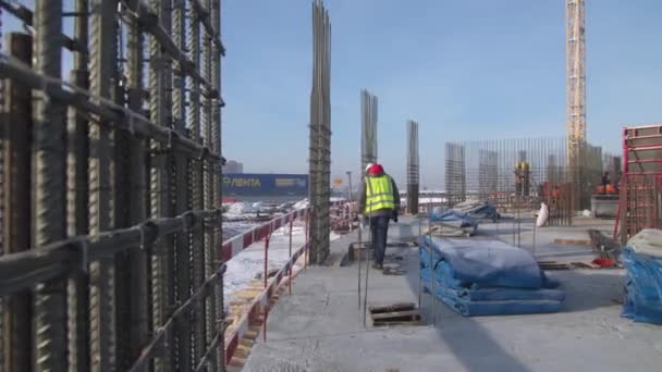 Engenheiro verifica carcaças no canteiro de obras no inverno — Vídeo de Stock