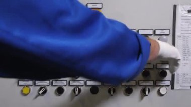 İşçi düğmelere basar ve kontrol panelindeki manivelayı çevirir