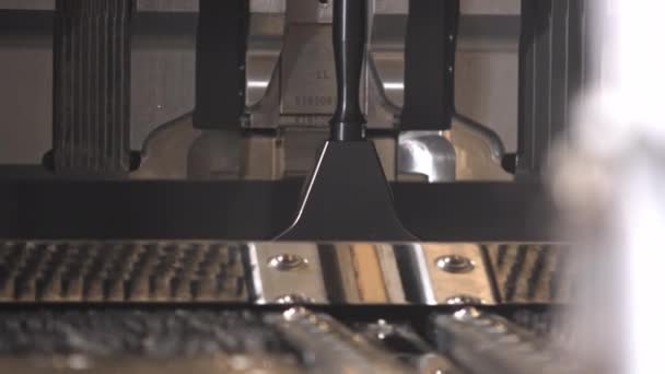 自動機械は工場で冷蔵庫の詳細を作る — ストック動画