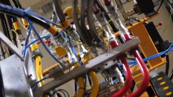 Tubos coloridos e cabos em equipamentos na linha de produção — Vídeo de Stock
