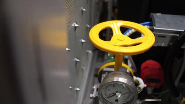 Leva gialla e misuratore di pressione con tubi in officina — Video Stock