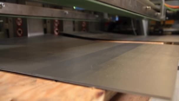 Манипулятор с магнитами берет листовой металл в мастерскую — стоковое видео
