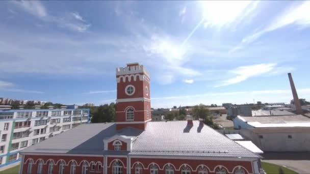 Historical building with tower under blue sky on sunny day — Vídeos de Stock