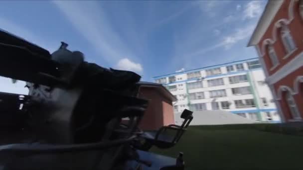 Mișcarea în jurul pistolului vechi instalat în apropierea clădirii istorice — Videoclip de stoc