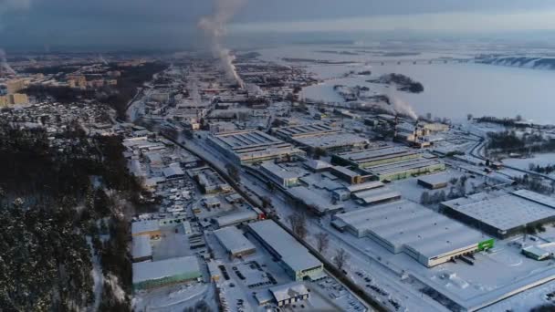 Snowy area of huge industrial complex on riverbank in winter — Wideo stockowe