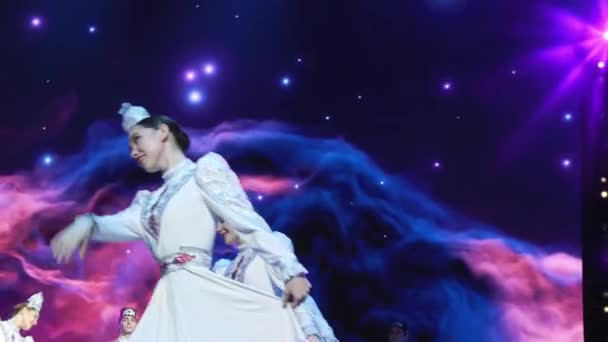 Des danseuses en costumes nationaux tatars se produisent sur scène — Video