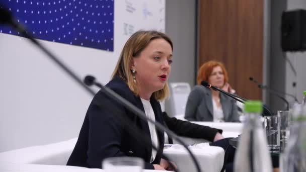 Femme d'affaires en veste parle dans le microphone dans le hall — Video