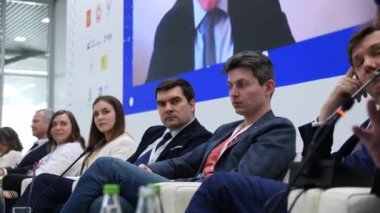 Katılımcılar salonda kıdemli öğretim üyelerini dinliyorlar