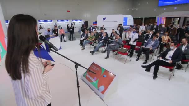 Rednerin tritt bei Wirtschaftskonferenz vor Publikum auf — Stockvideo