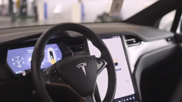 Persoon test Tesla elektromobiel aanraken navigator in salon — Stockvideo