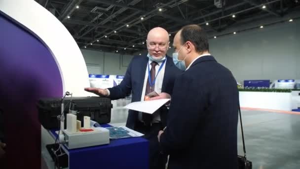 Businessmen with masks talk near table with toolbox — ストック動画