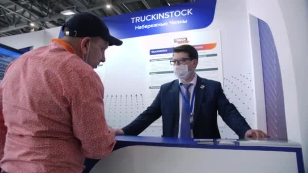 Návštěvník v čepici rozhovory s manažerem během obchodní konference — Stock video