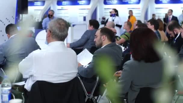 Los huéspedes se sientan en sillas escuchando al orador en la conferencia — Vídeo de stock