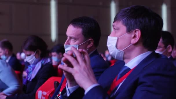 Middle aged man in mask talks to colleague at conference — Stock Video
