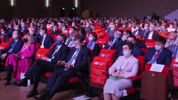 Entrepreneurs listen to speakers in spacious audience — 图库视频影像