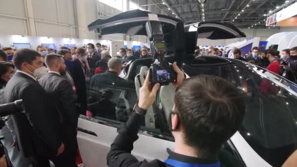 Fotógrafos disparan hombre mayor presentando coche nuevo en el espectáculo — Vídeos de Stock