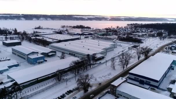 Talleres con nieve en tejados planos y coche conduciendo por carretera — Vídeos de Stock