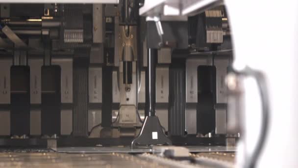 La machine-outil automatique plie le détail du réfrigérateur à l'usine — Video