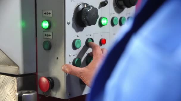 La mano del hombre presiona el botón en el panel de control de la máquina herramienta — Vídeo de stock