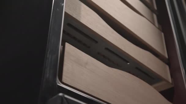 中に木製のクレートとオープンガラスのドアを持つ冷蔵庫 — ストック動画